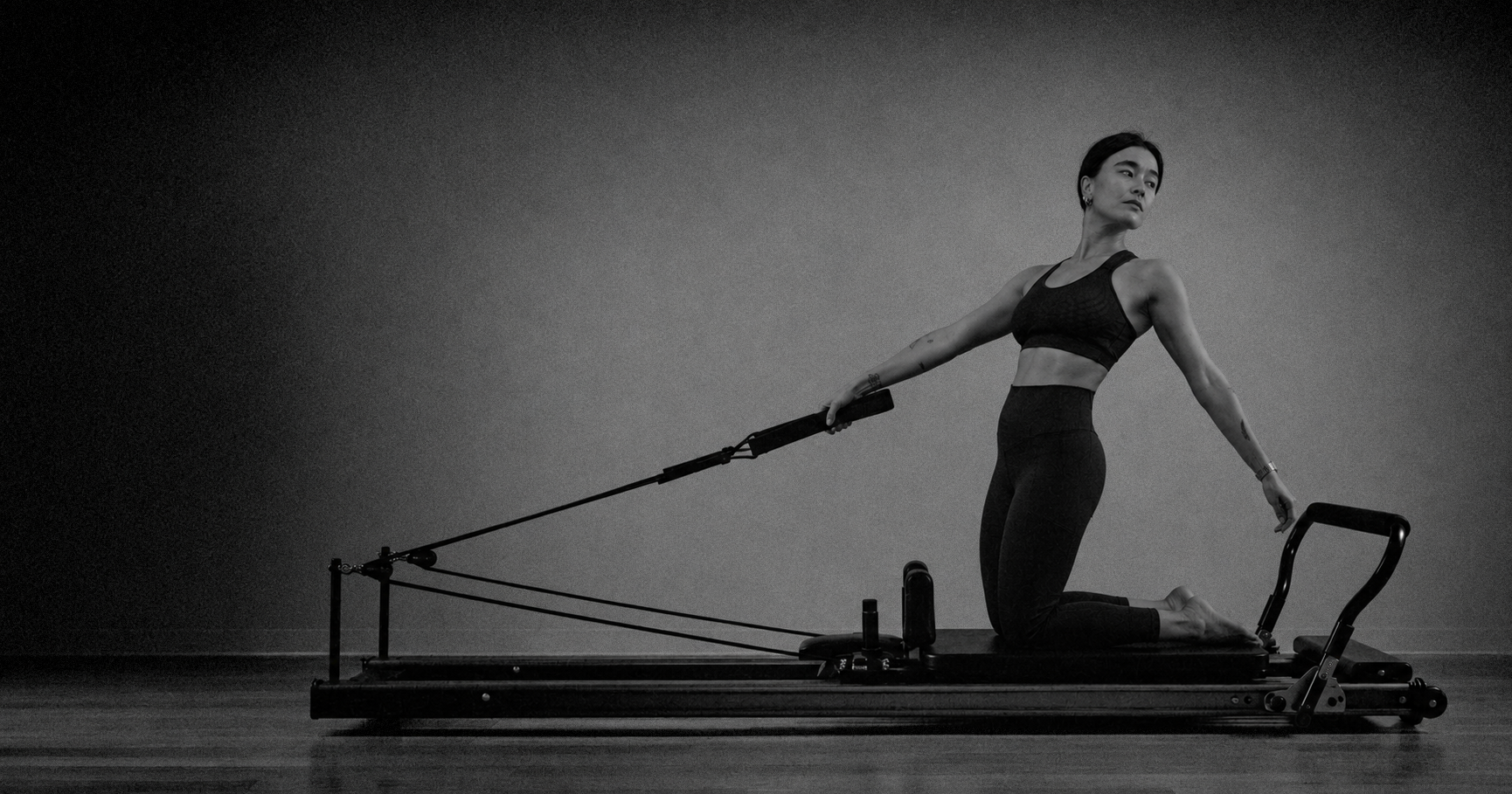Sara, fundadora de Corpês, practicando Pilates sobre un reformer en su estudio